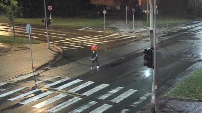 Mladík „tančil“ mezi kapkami deště, v noci, uprostřed Palackého třídy