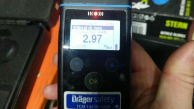 Chlapec se namazal, až mu bylo dost lze a měl úzkostné stavy, pila i dívka, oba teenageři, v hypermarketu a v baru řádili další opilci