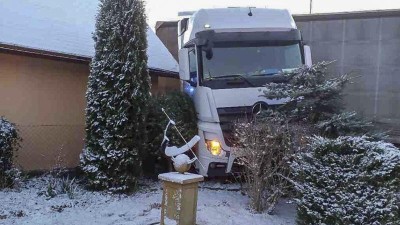 Dubnové náledí ráno zkomplikovalo dopravu, auta havarovala