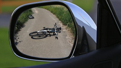U Janova je znečištěná vozovka, v Městečku Trnávka se srazili na silnici cyklisté, došlo ke zranění