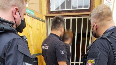 Zavřené lidi na hřbitově, opilost, výtržnictví, krádež. Strážníci byli povoláni k dvěma stovkám událostem v jednom dni