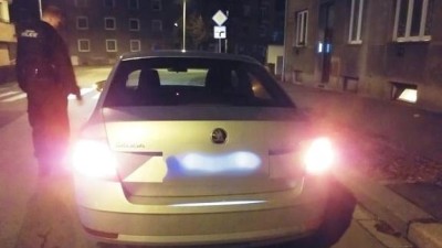 Spící muž v nastartovaném voze a přede dveřmi blitky. Tak strážníci načapali opilce