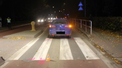 Seat na přechodu srazil ženu. Hledají se lidé, kteří nehodu viděli