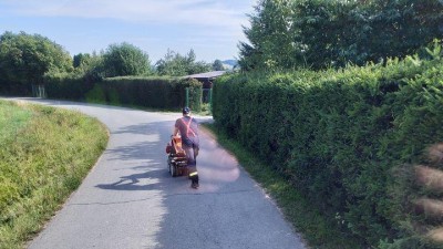 Seniorka z pečovatelského domu vyrazila na invalidním vozíku na projížďku, ale “vypekla“ ji baterie