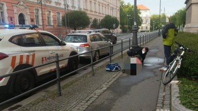 Opilý cyklista si rozbil hlavu, nehoda se stala přímo před strážníky