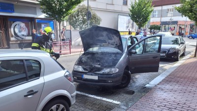 Obrazem: Ženě se za jízdy začalo kouřit z auta, než stačili přijet hasiči bylo už v plamenech