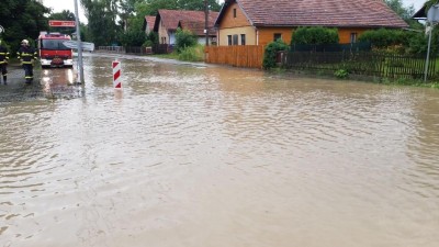 V Chrudimi je po bouři zaplavena silnice, bude neprůjezdná až do večera