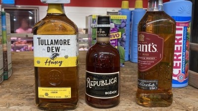 Matka od dvou malých dětí v obchodě kradla. Kromě jídla si do kočárku přihodila i lahve s whisky a rumem