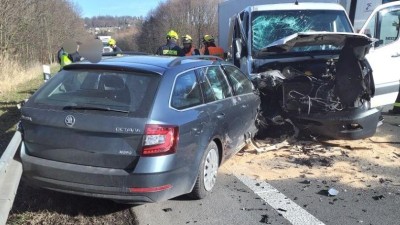 Čelní střet osobního auta s dodávkou se zraněním osob v Moravské Třebové, na místě se tvořily kolony