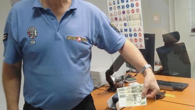 Muž šel zaplatit pokutu v řádech stovek a nechal na policejní služebně tisíce