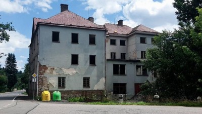 Zmizí z Horního Bradla zdevastovaný hotel Mareš? Obec plánuje jeho demolici