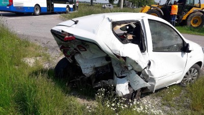 AKTUÁLNĚ: Dva lidé se zranili při nehodě. Jedno z aut přišlo o zadní část