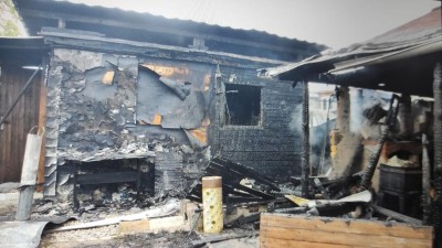 Udírna umístěná v pergole se po několika hodinách i s masem vzňala a spálila vše okolo