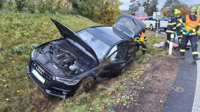 Audi skončilo za zatáčkou v příkopu. Řidič, jenž se měl vyhýbat zvířeti, se zranil